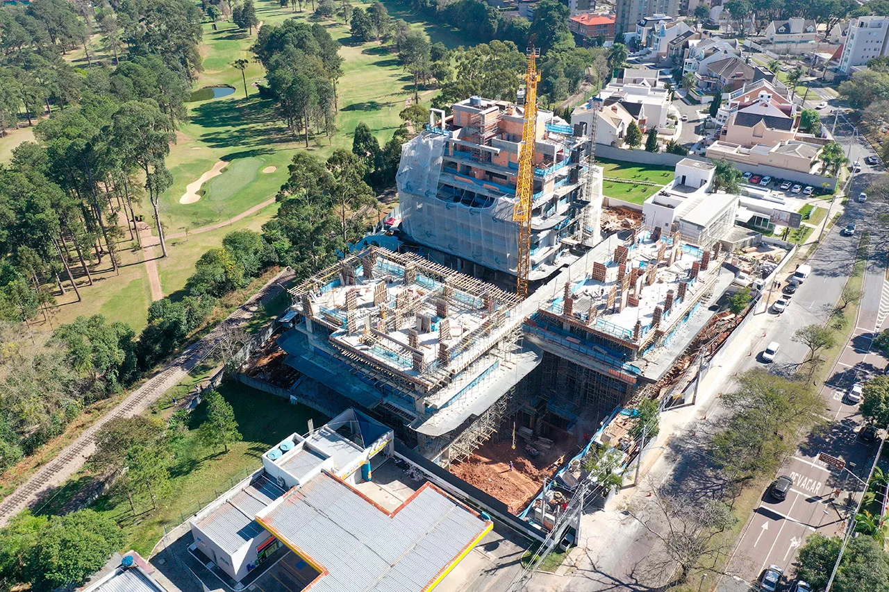 Vista aérea da obra com grua ao lado do campo de golfe, ALMÁA Cabral