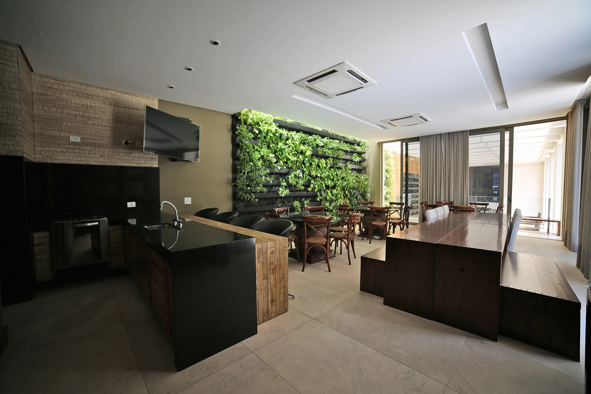 Espaço gourmet do Éden com churrasqueira e jardim vertical