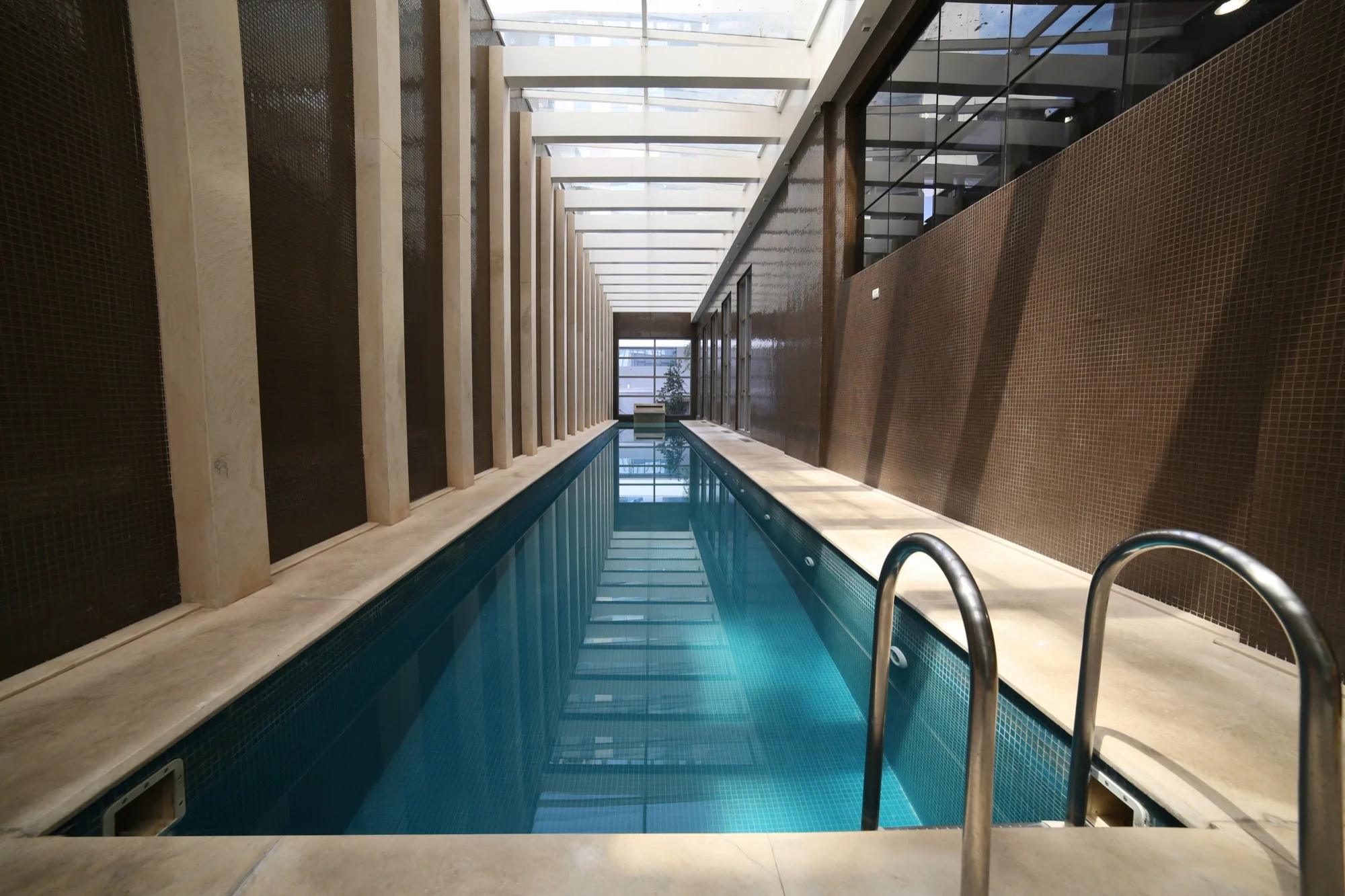 Piscina coberta e estreita do Éden, com raia de azulejos