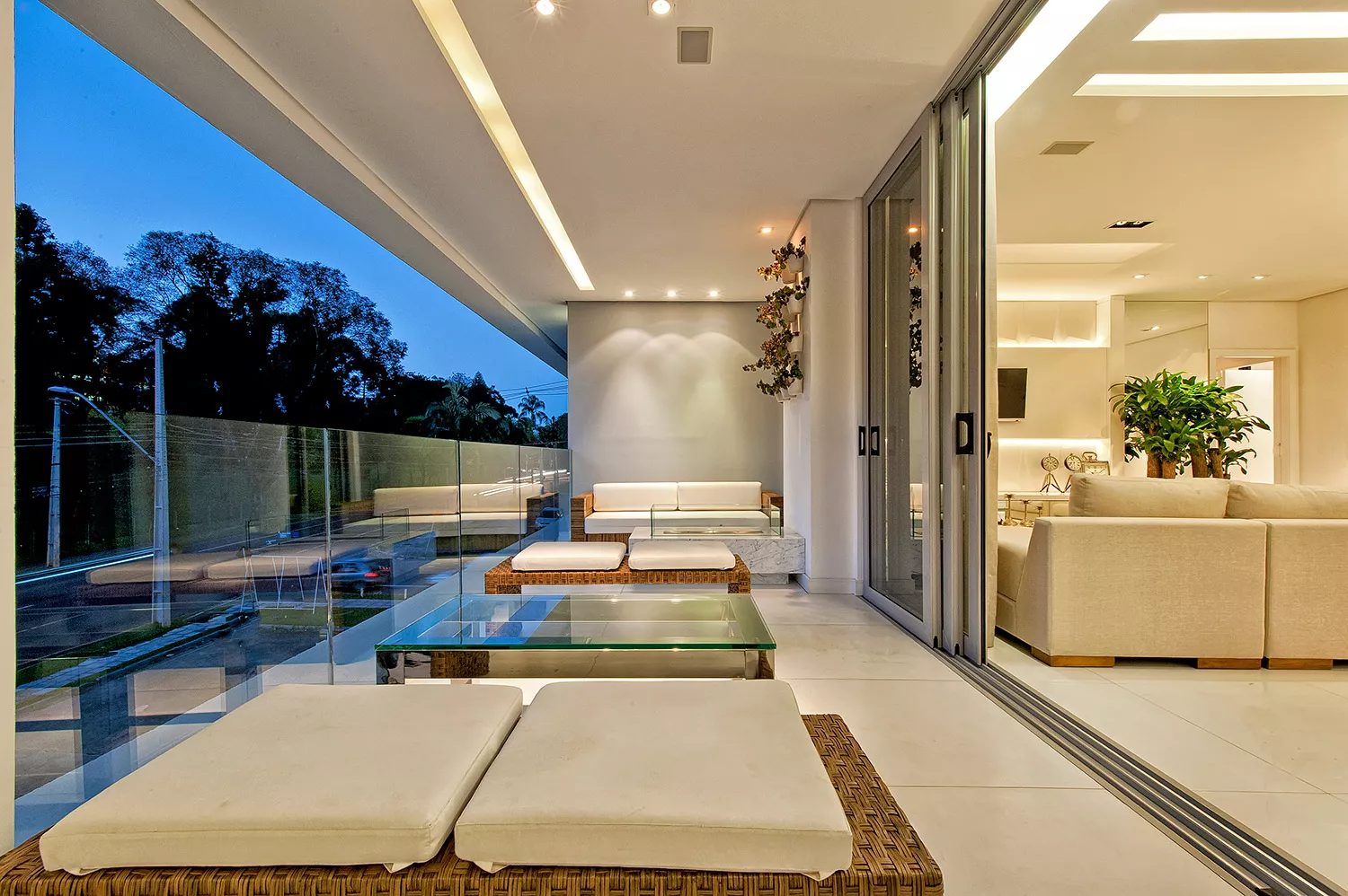 Varanda integrada ao living com vista do verde no EOS Barigui