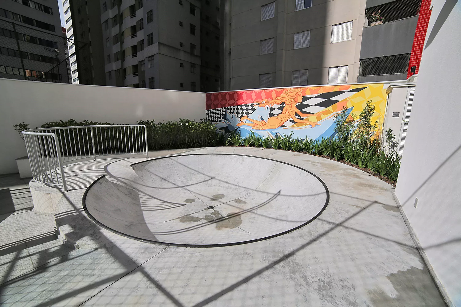 Street art no EOS Barigui: o painel de Paulo Auma e do Circo Ótico
