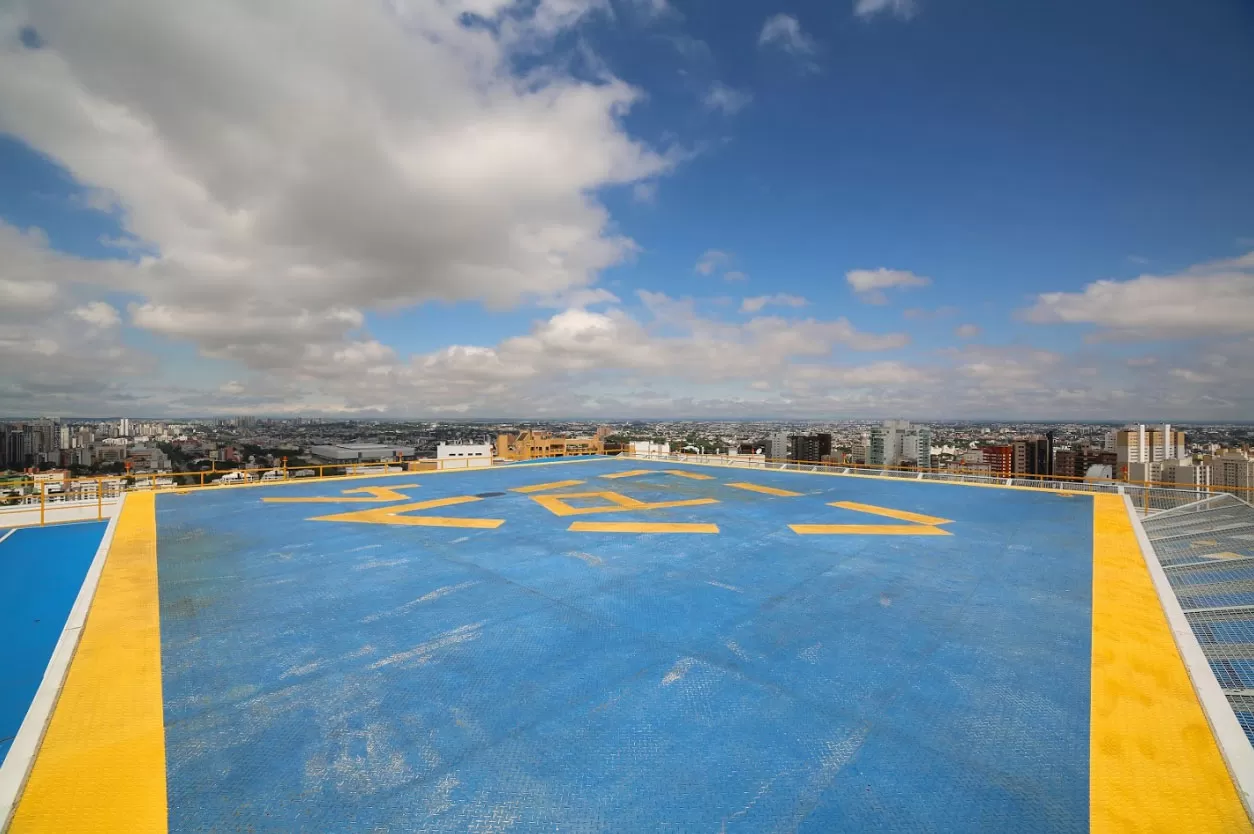 Heliponto no topo do Iguaçu 2820 com a cidade ao fundo