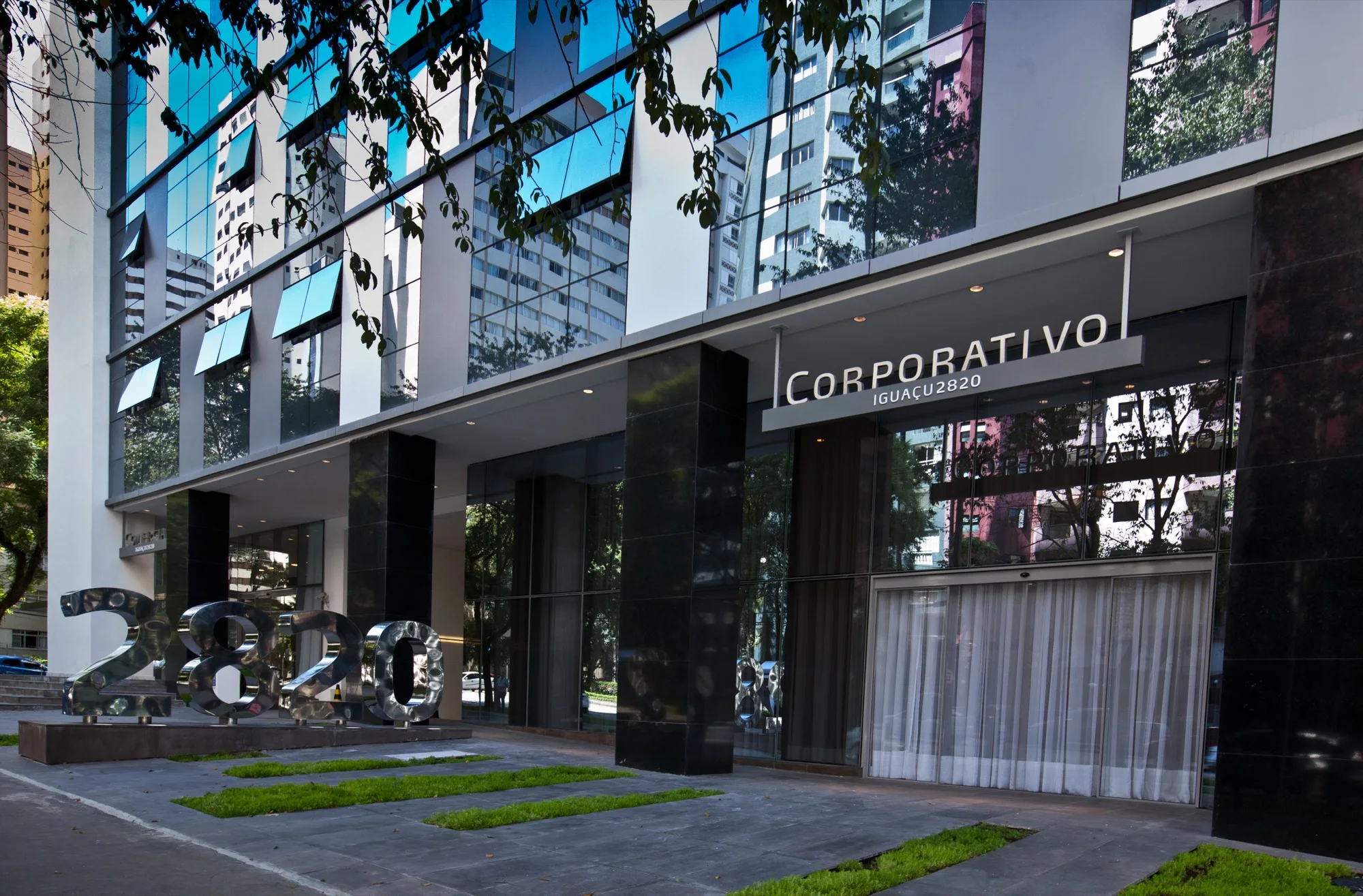 Entrada da torre corporativa do Iguaçu 2820 com fachada de vidro