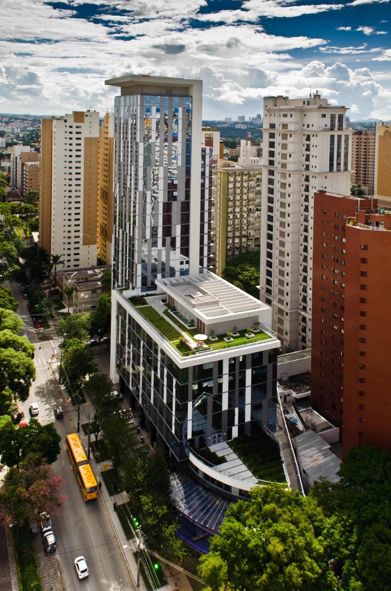 Vista aérea do Iguaçu 2820 entre os prédios do bairro