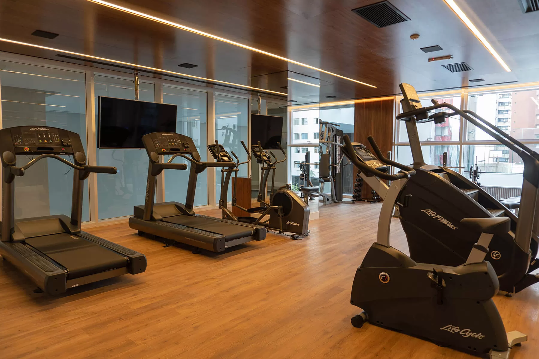 Academia com esteiras e bicicleta ergométrica, LLUM Batel