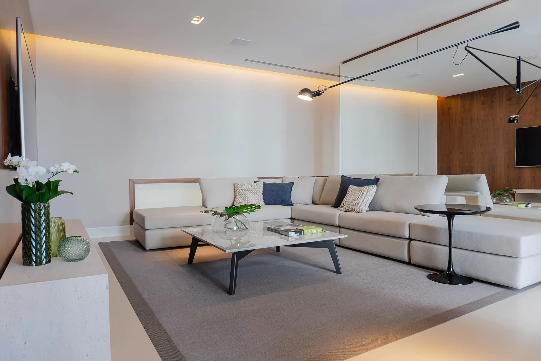 Living com sofá branco e luminária de piso, LLUM Batel