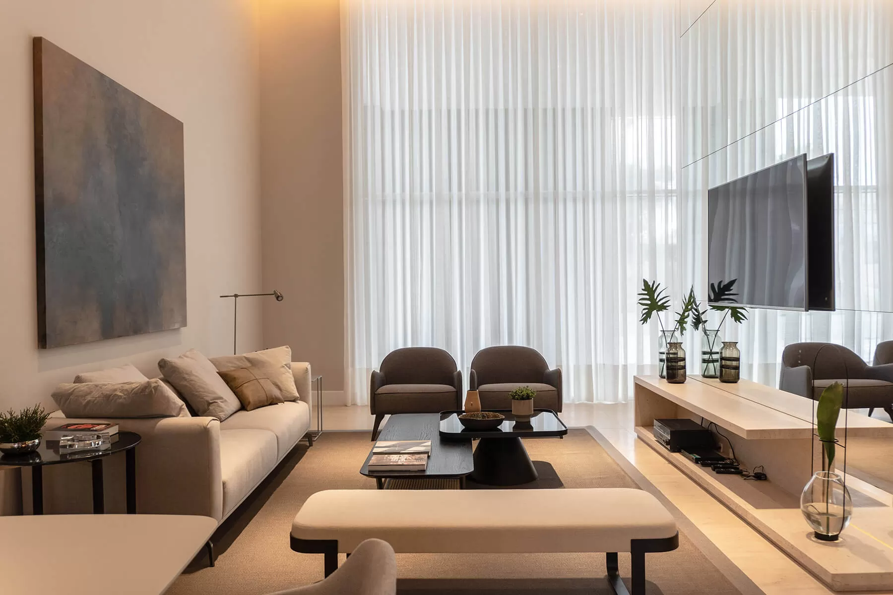 Living com sofás, poltronas e TV, LLUM Batel