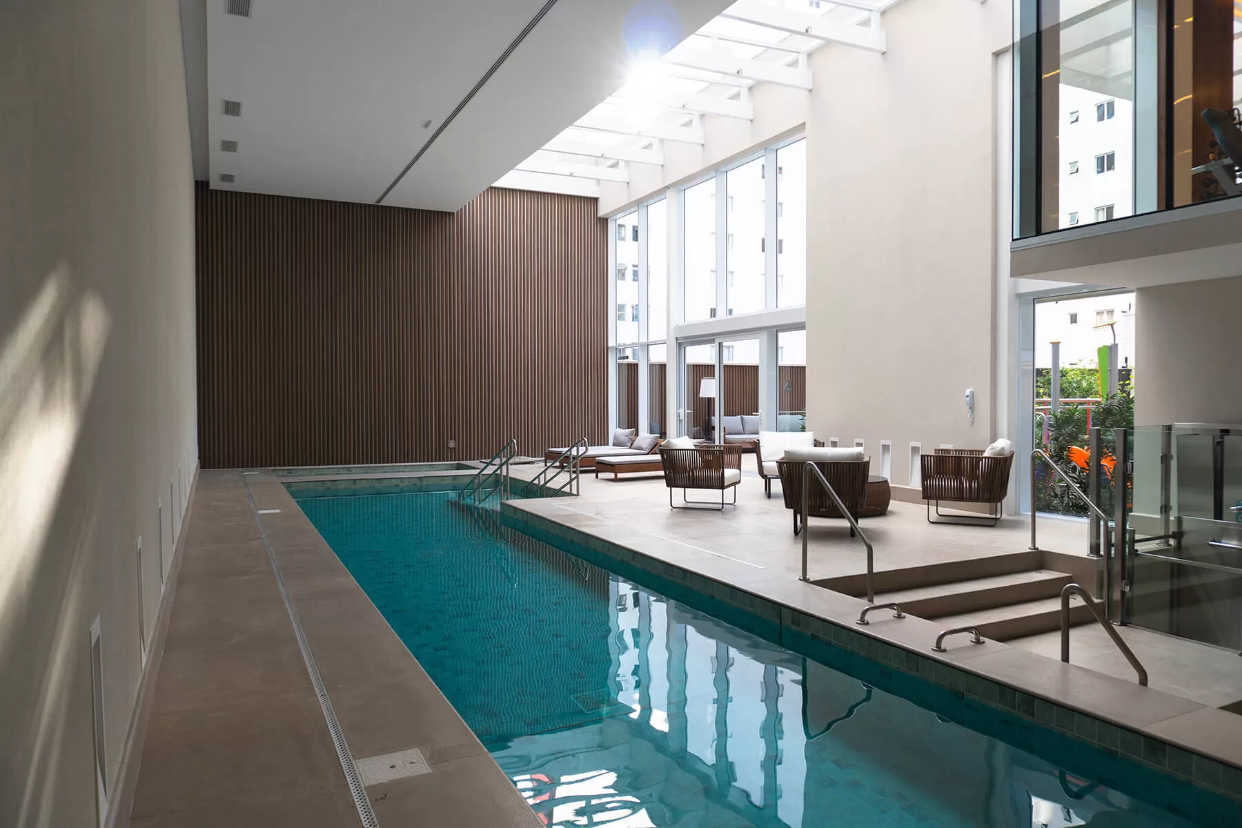 Piscina coberta com raia longa e deck, LLUM Batel