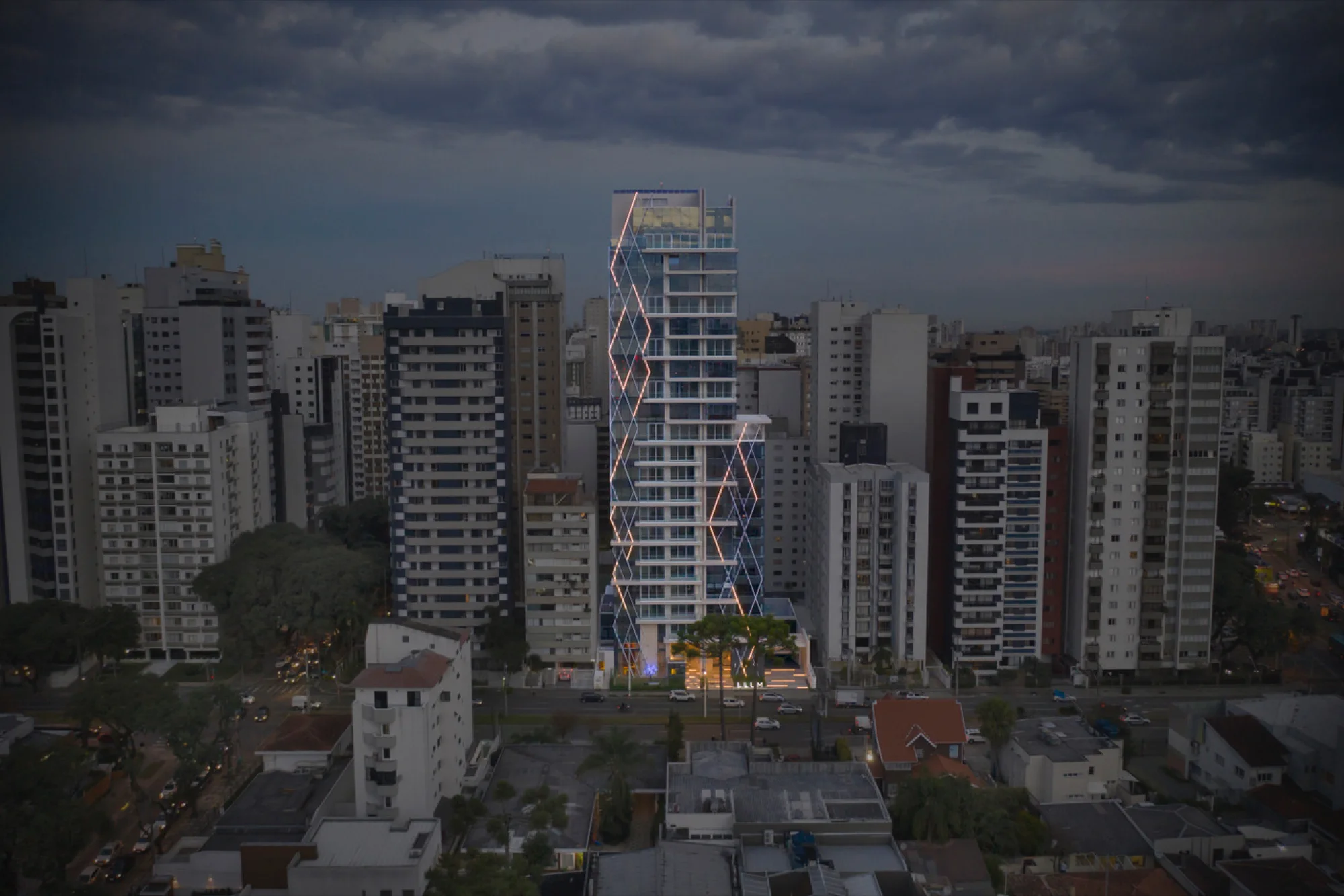 Edifício ao anoitecer, imagem escura, LLUM Batel