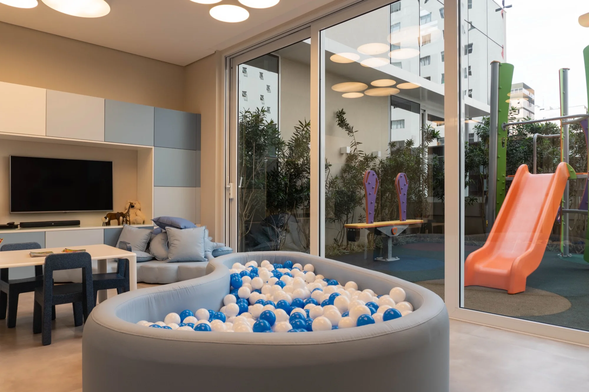 Brinquedoteca com piscina de bolinhas e escorregador, LLUM Batel