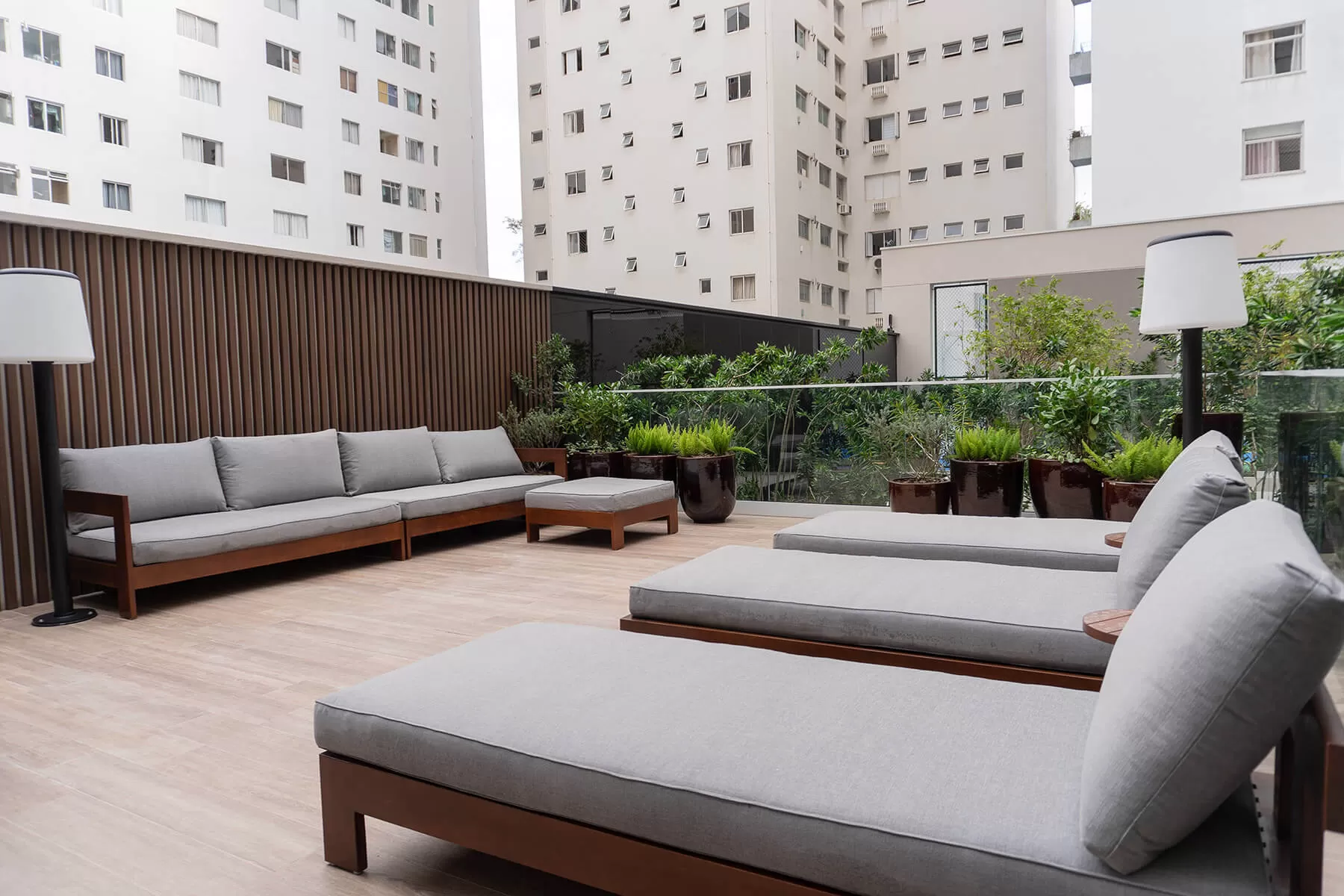 Terraço com espreguiçadeiras e jardineiras, LLUM Batel