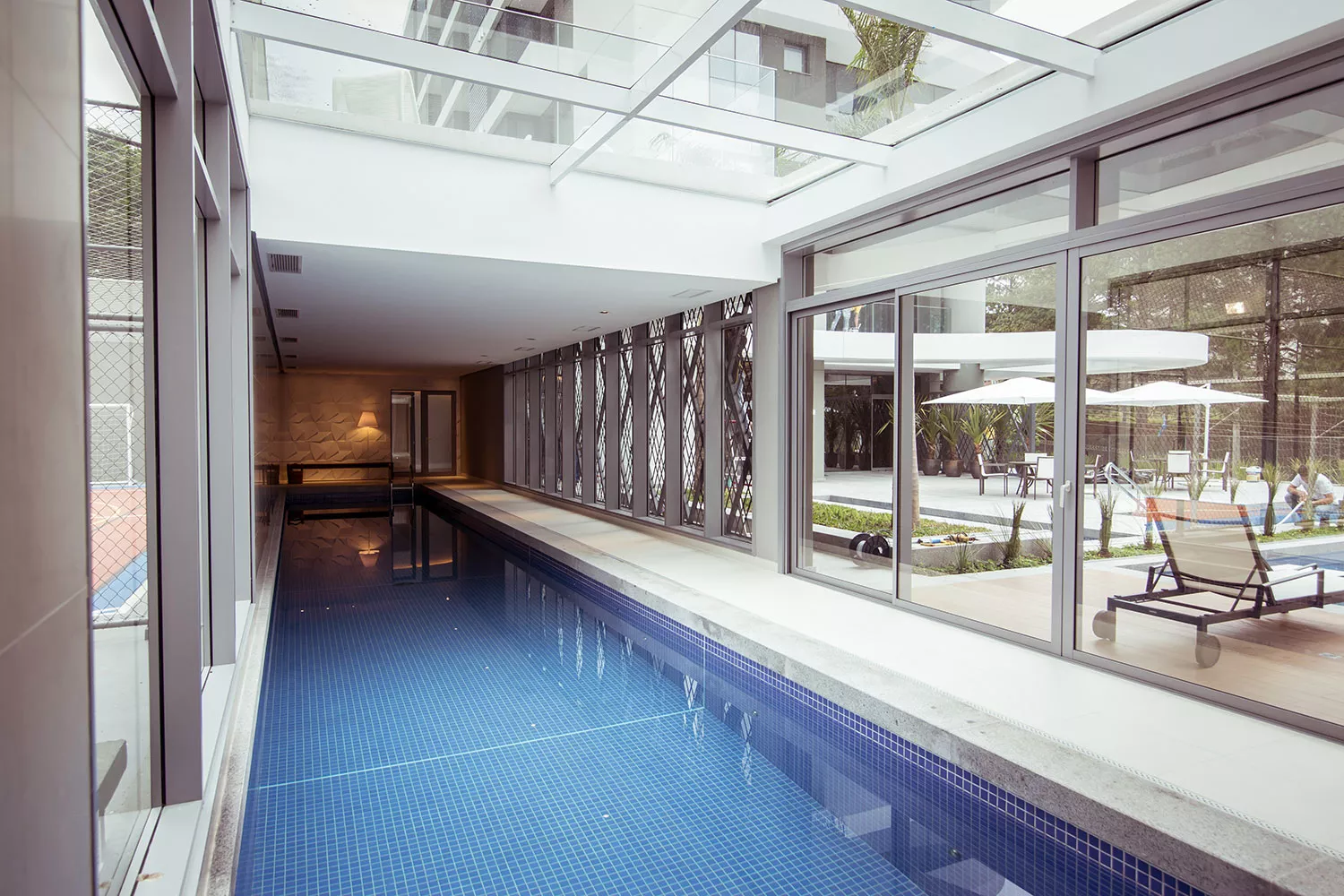 Piscina coberta com claraboia no MAI Home