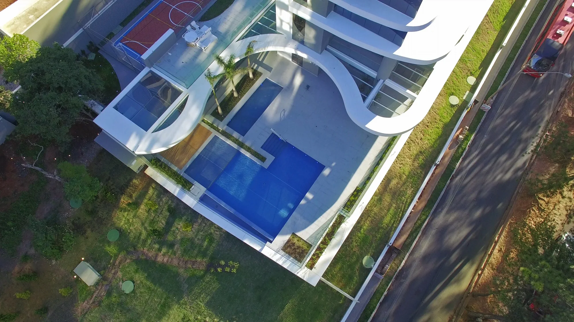 Piscina e quadra vistas do alto no MAI Home