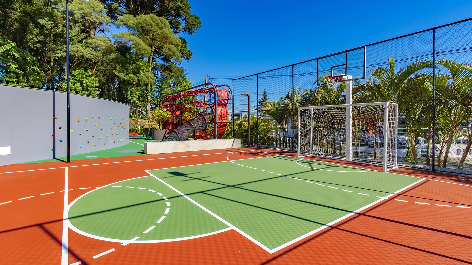 Quadra poliesportiva e playground no MAI Terraces