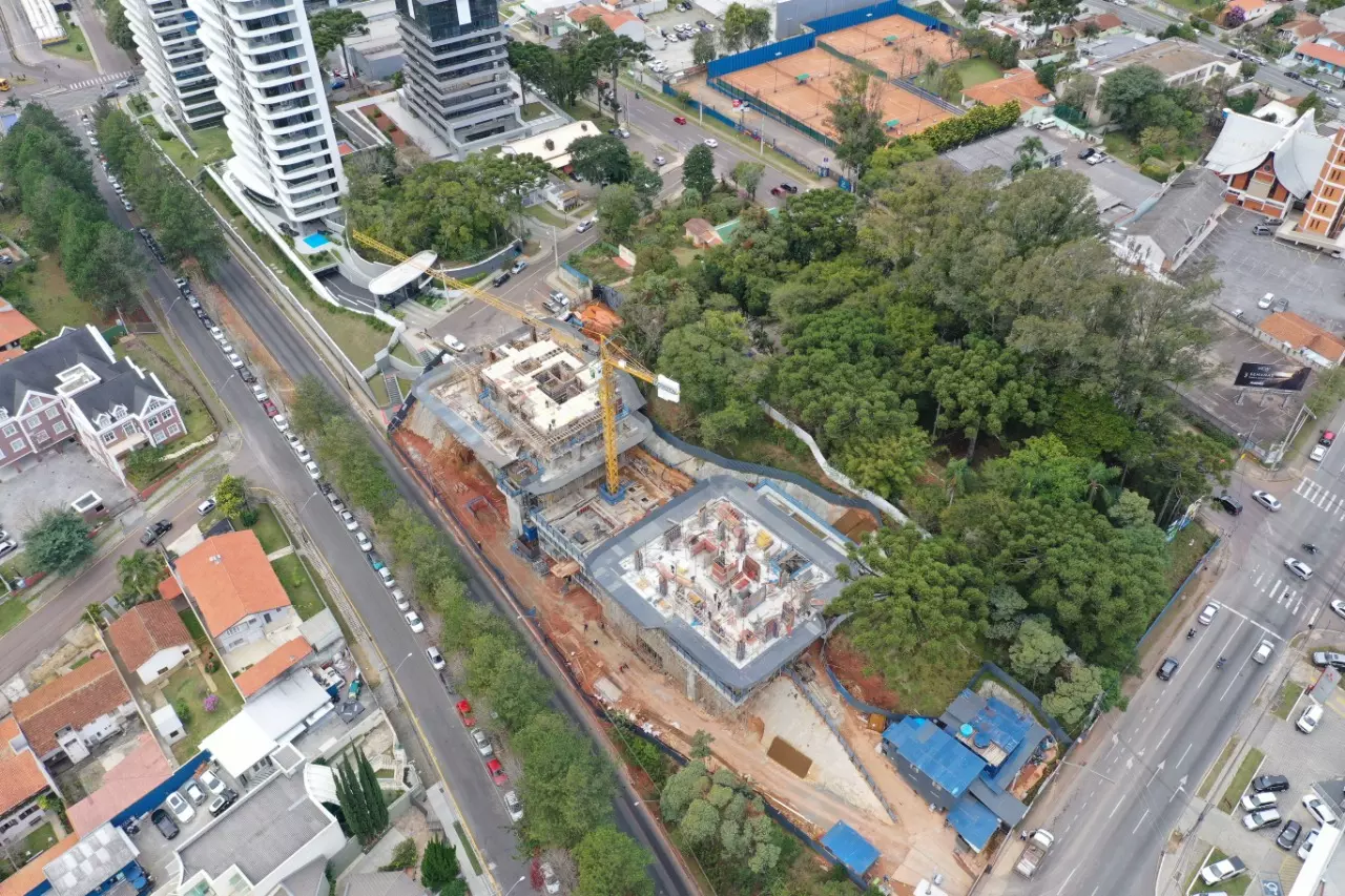Vista aérea da obra com grua e avenida, MAI Terraces