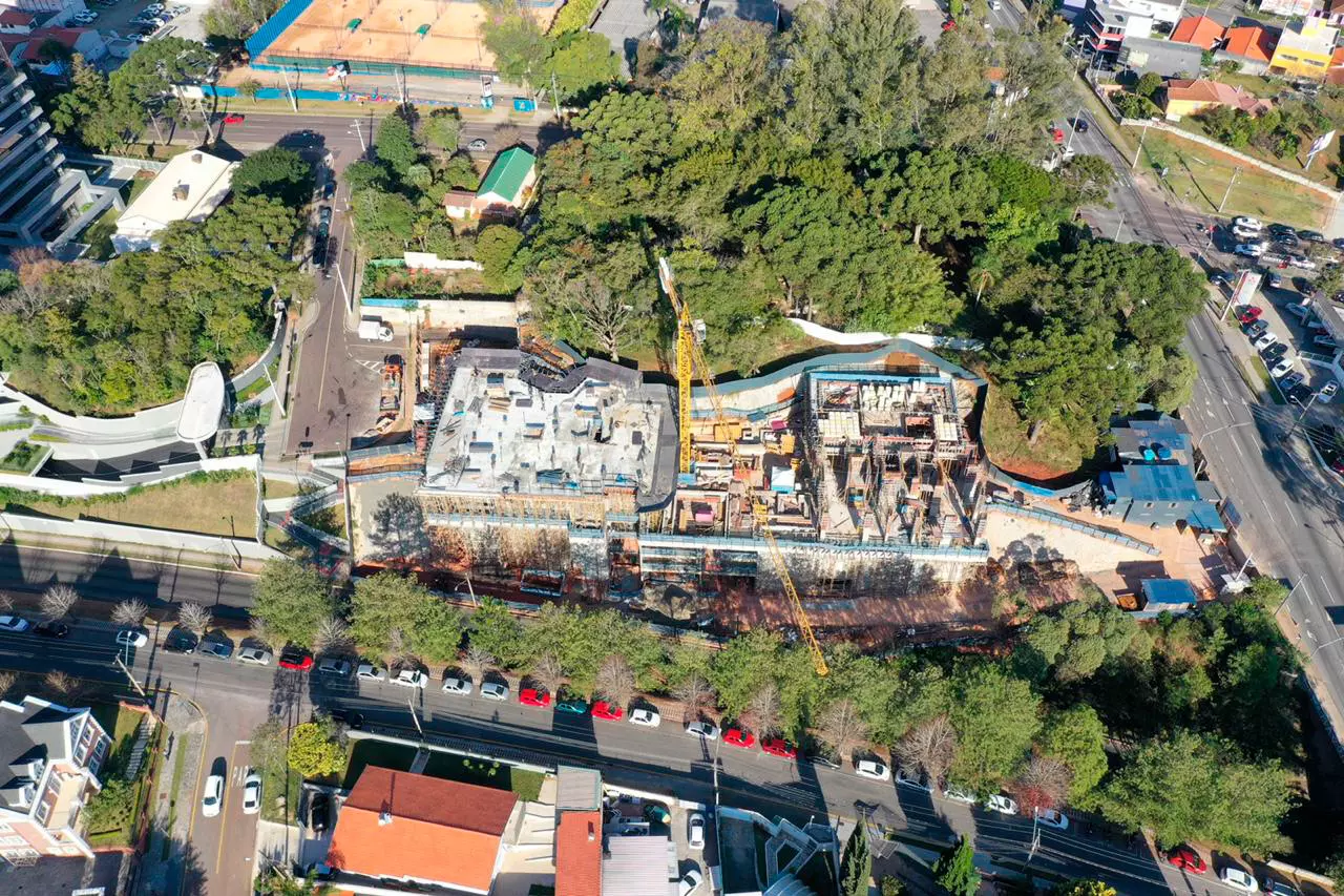 Vista aérea da obra com estrutura em andamento, MAI Terraces