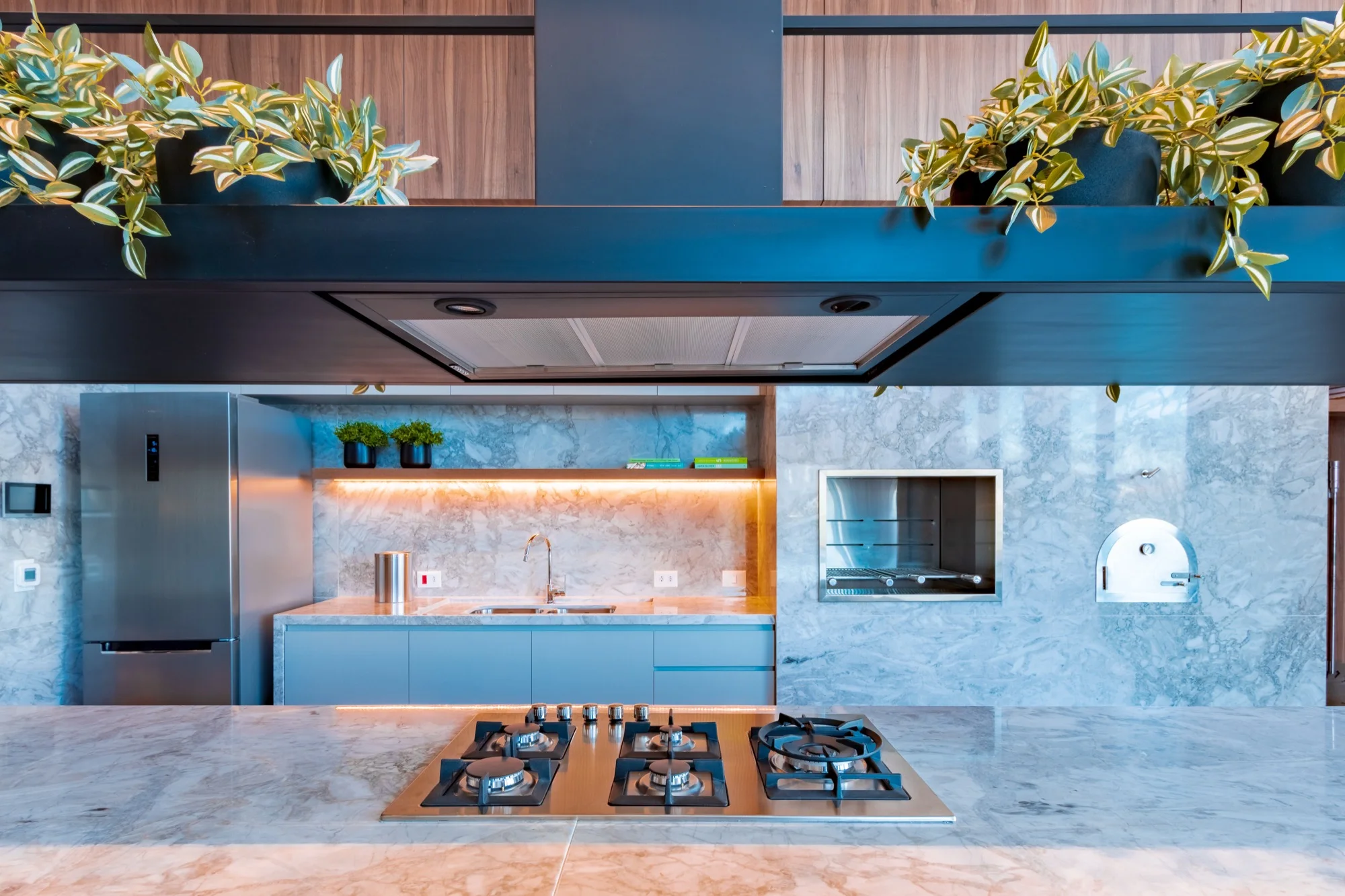 Cozinha gourmet com cooktop e forno no PINAH