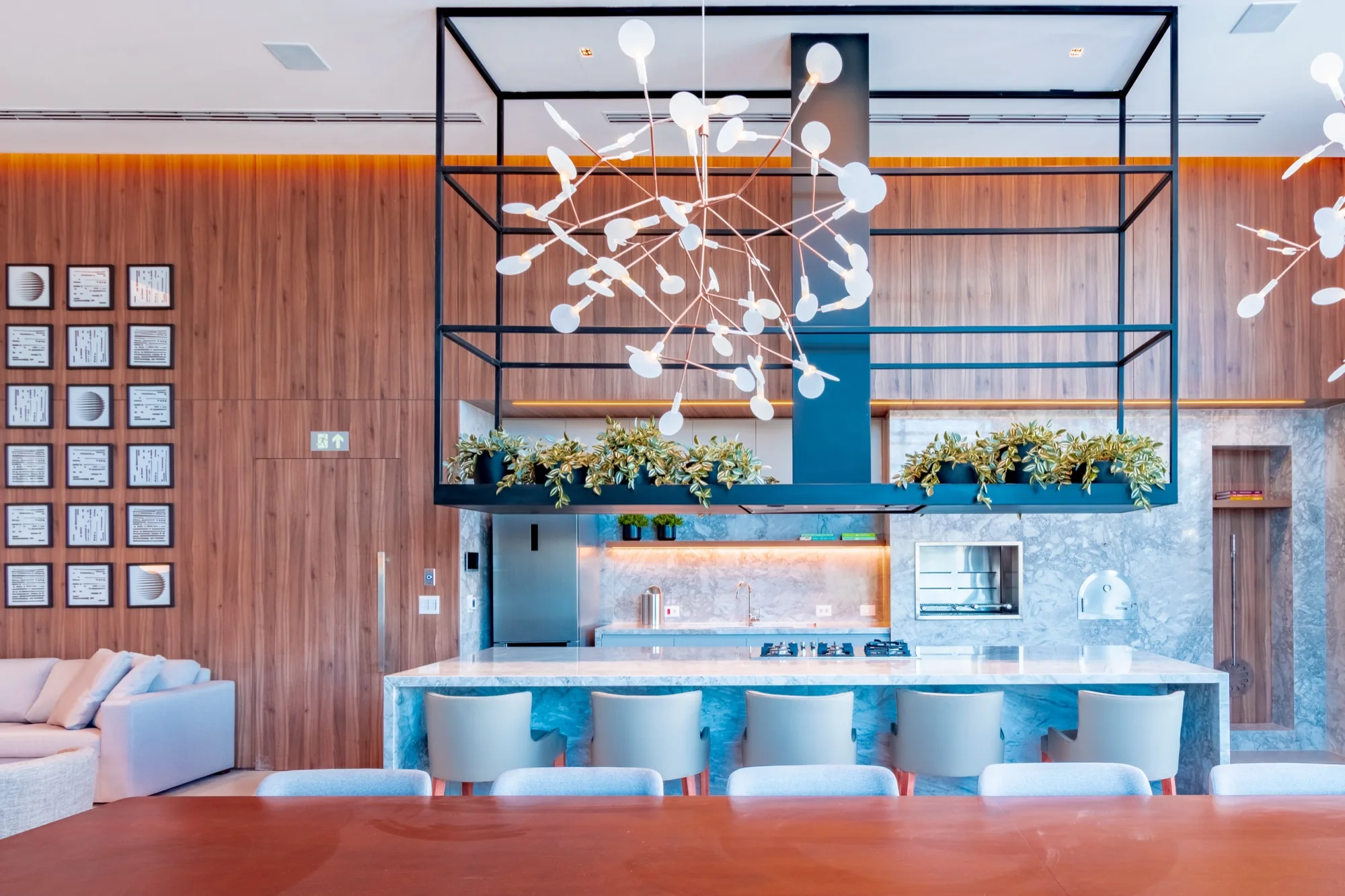 Lounge com bancada e lustre no PINAH