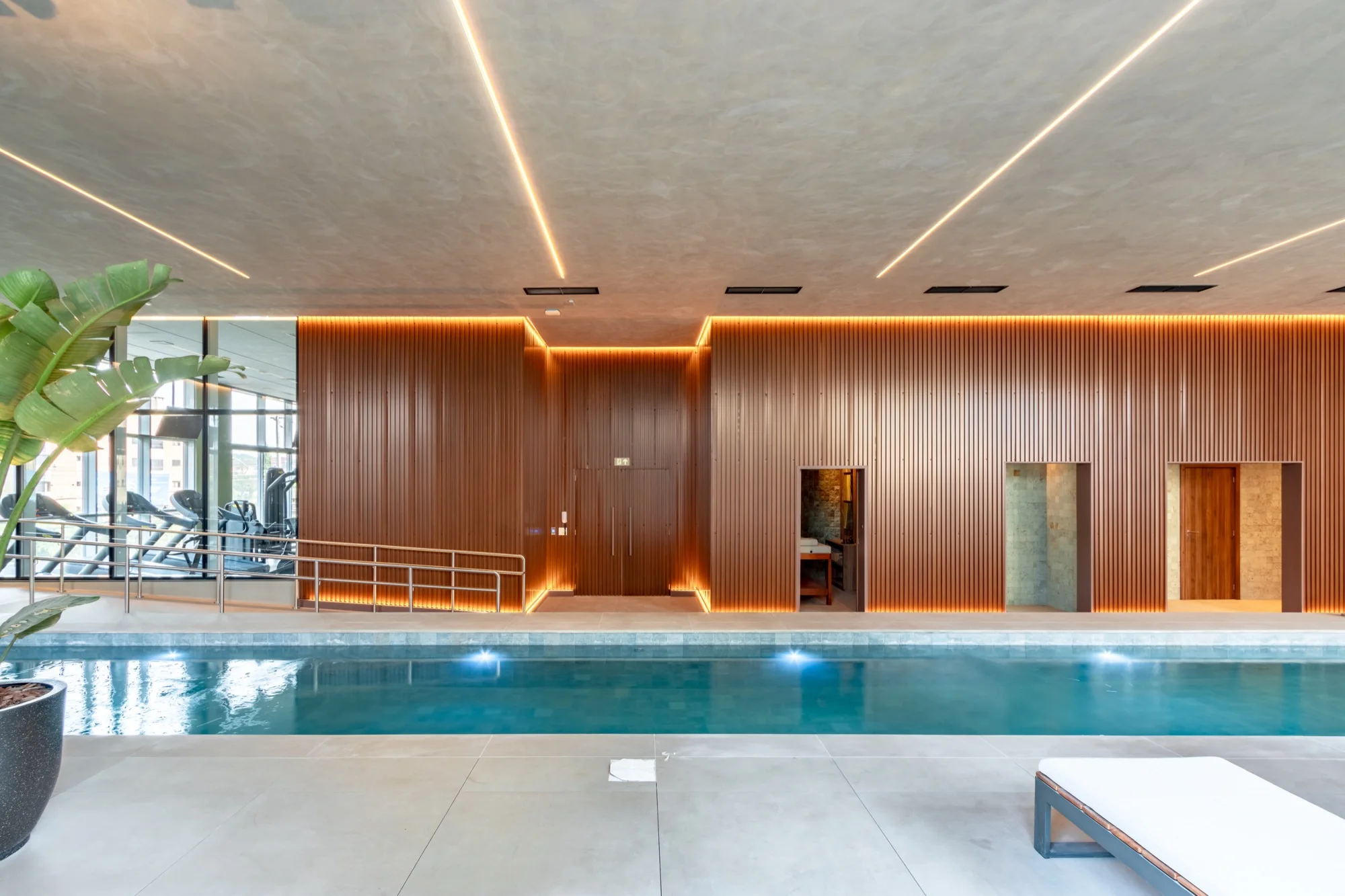 Piscina interna com iluminação de LED no PINAH