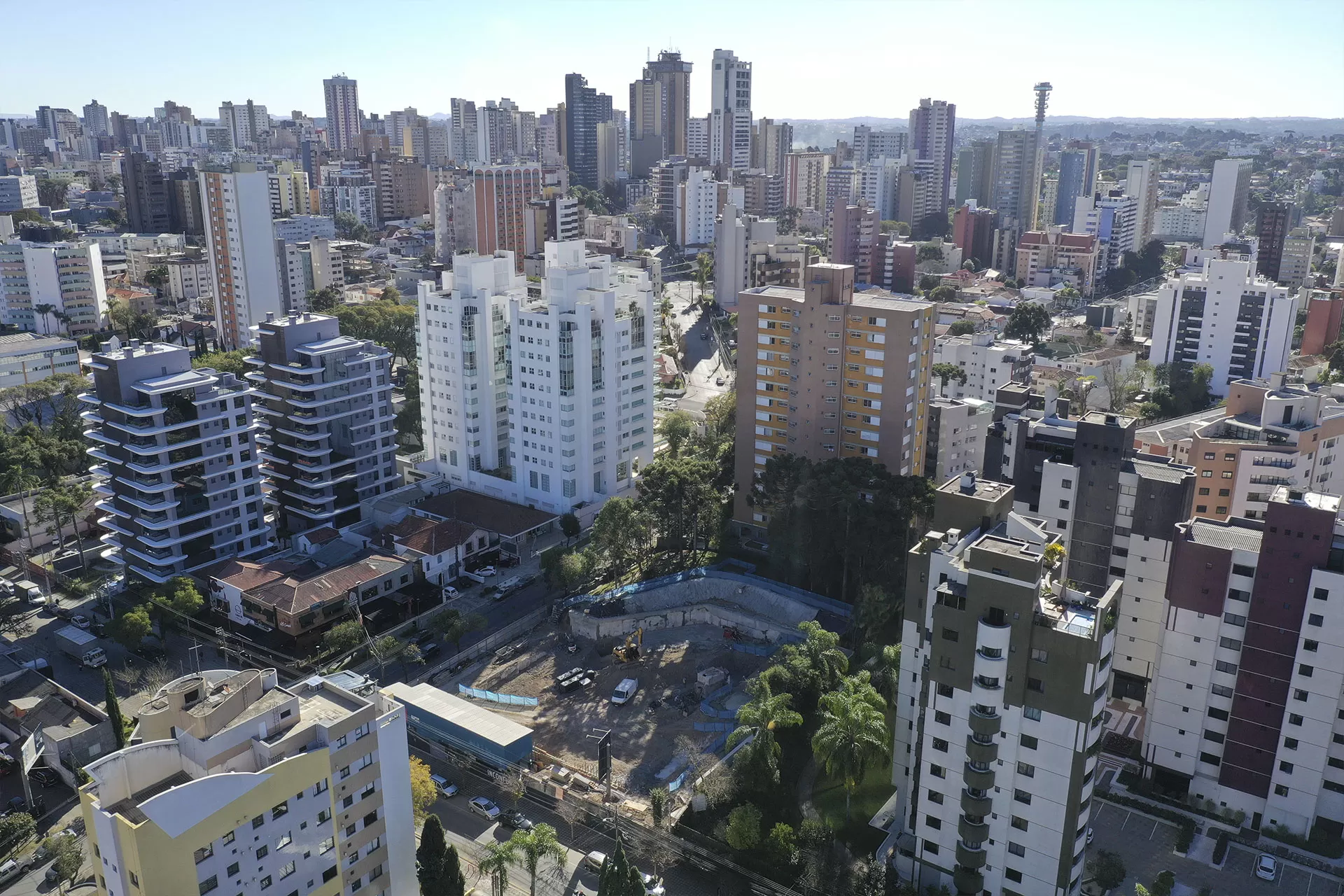 Vista aérea do terreno do PINAH entre prédios da vizinhança