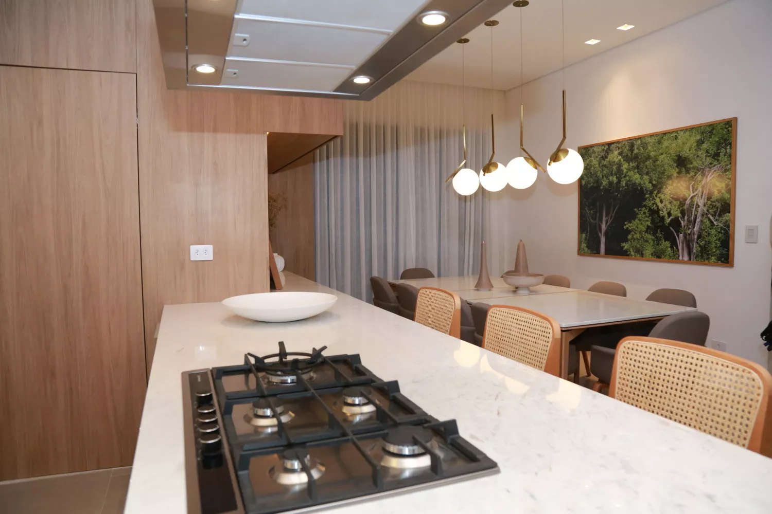 Cooktop e mesa de jantar com pendentes, ROC Batel