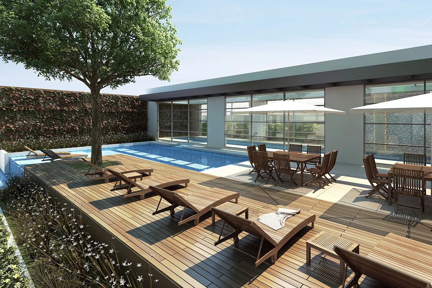Piscina externa do Soul Batel Soho com deck de madeira