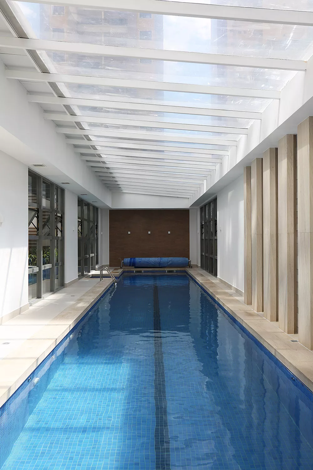 Piscina coberta e comprida do Soul Batel Soho