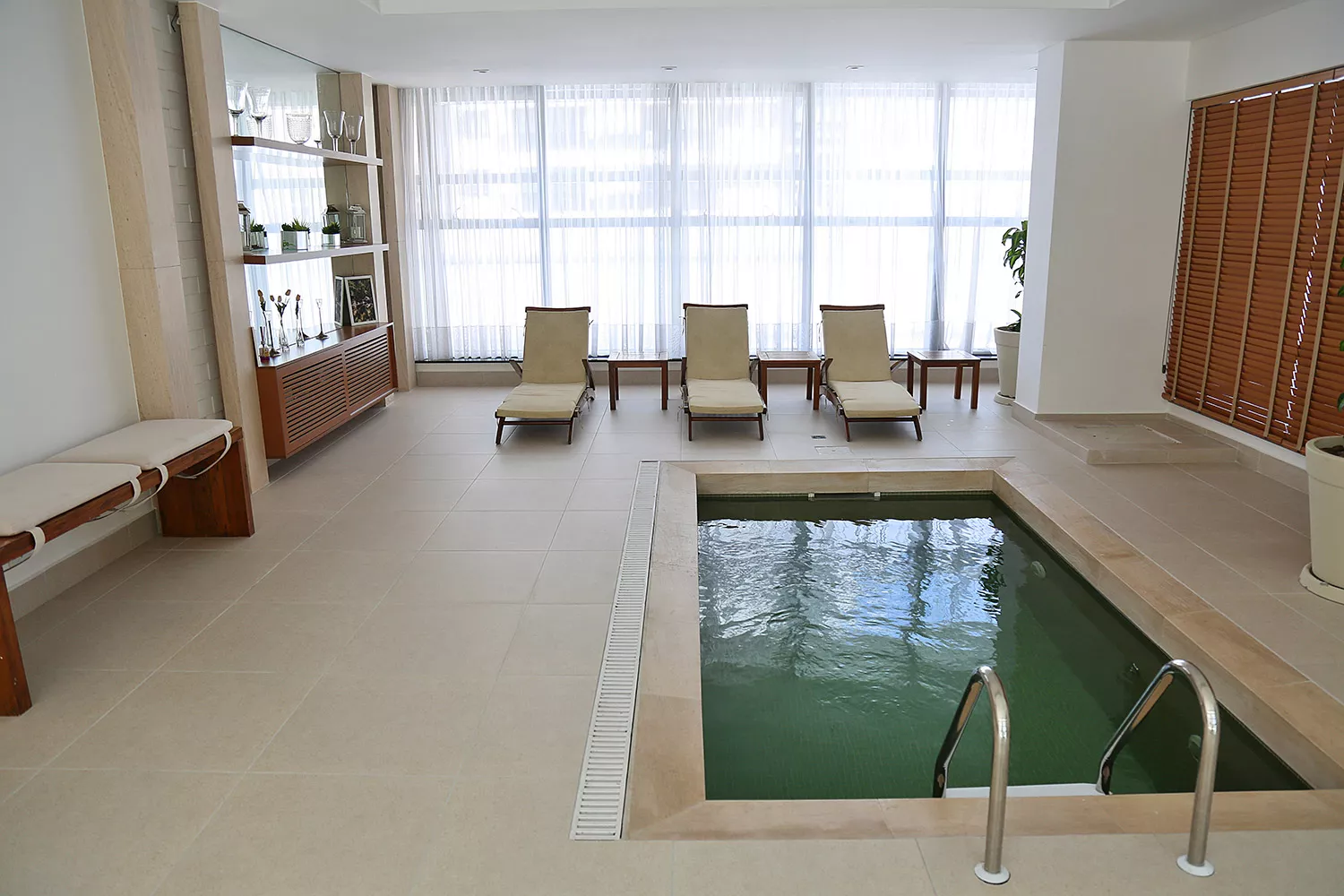 Spa do Soul Batel Soho com banheira e persianas de madeira