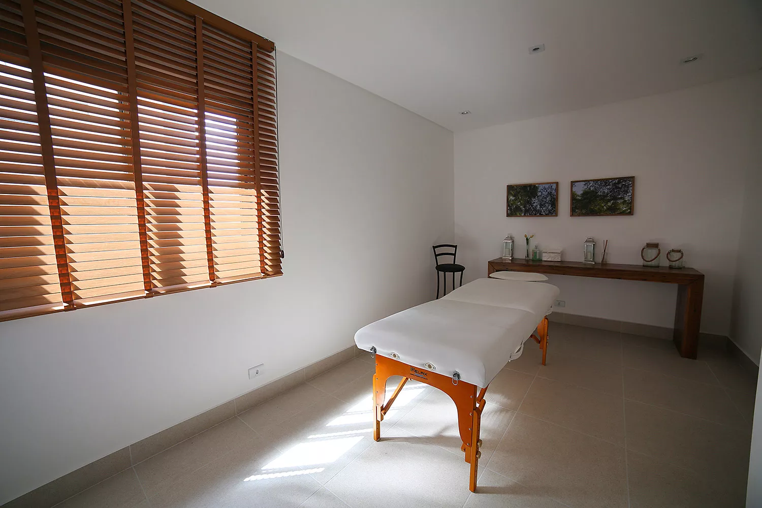 Sala de massagem do Soul Batel Soho com maca
