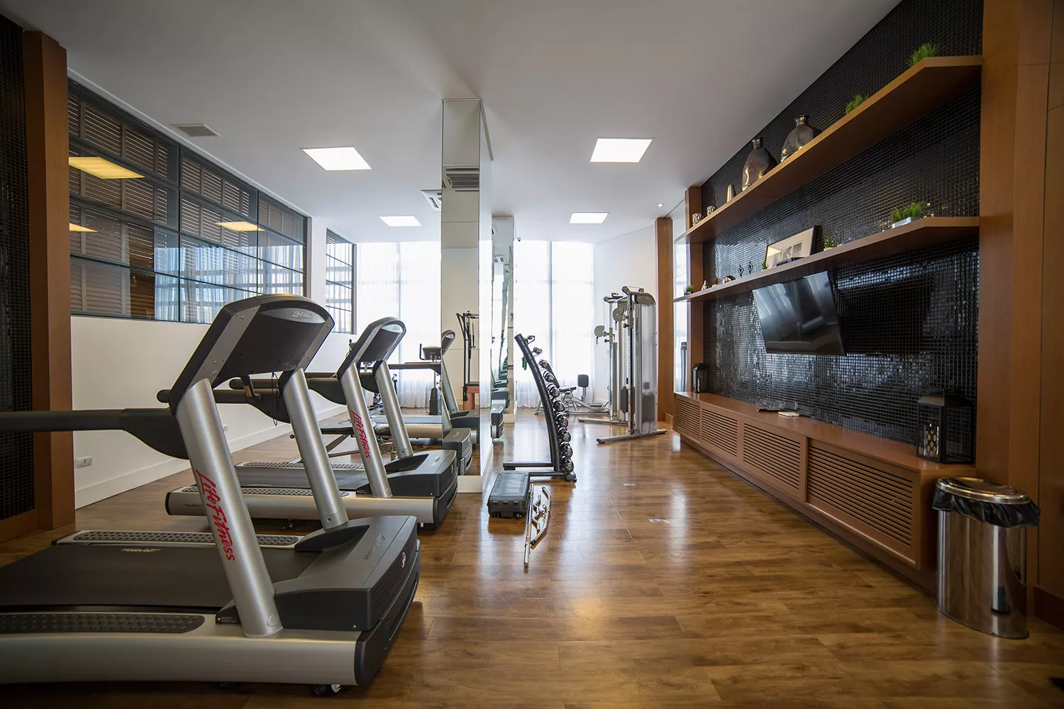 Academia do Soul Batel Soho com esteiras e piso de madeira