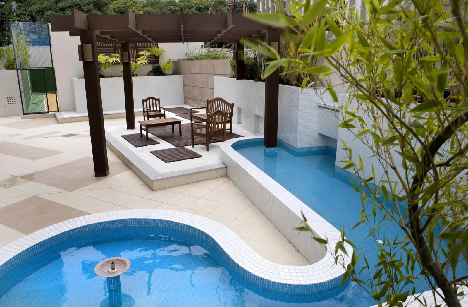 Jardim zen do Tibet com piscina de borda sinuosa e pérgula