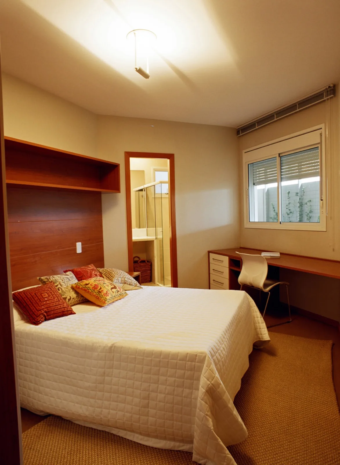 Suíte do Tibet com cama de casal e escrivaninha