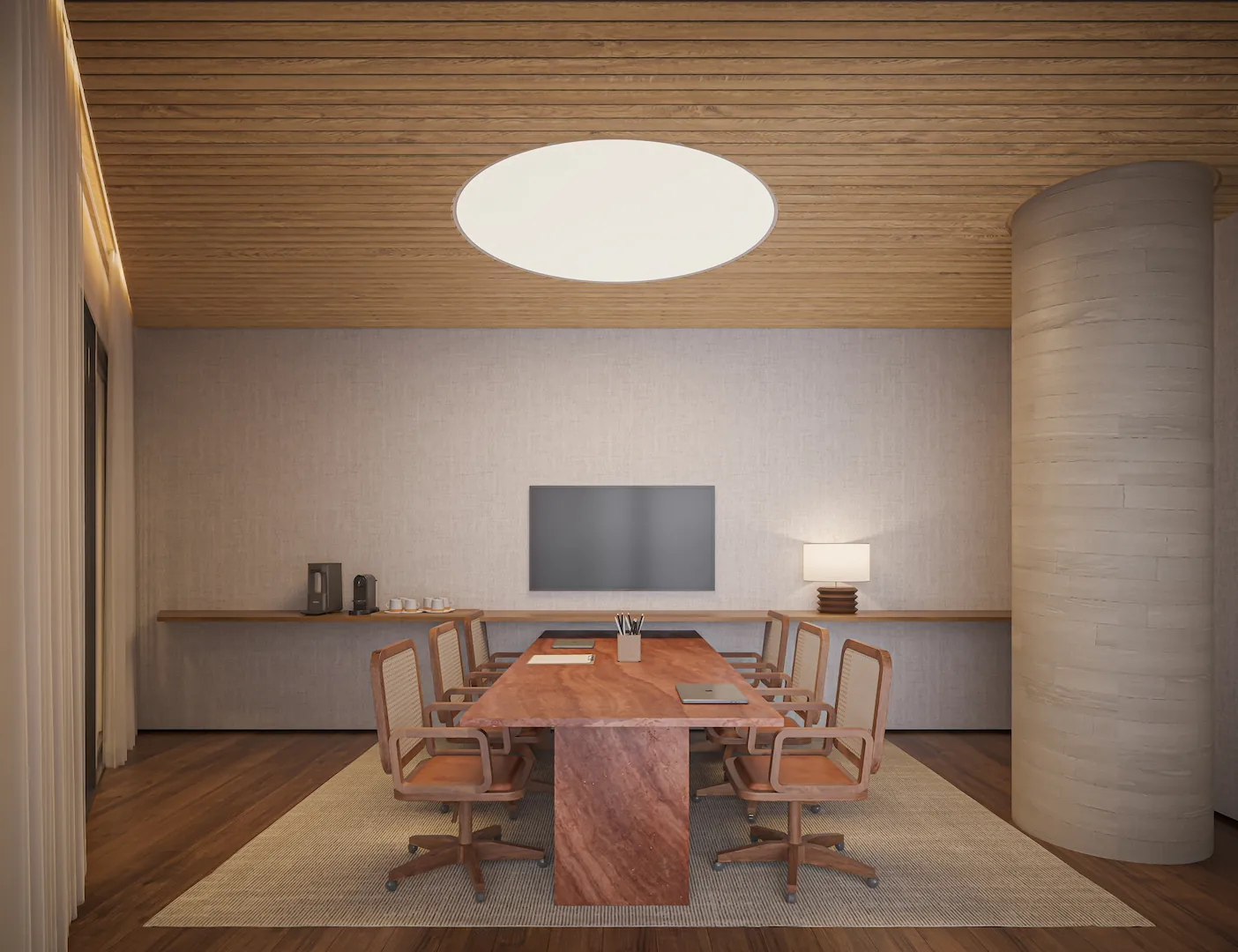 Sala de reunião do ZAHI Taunay com mesa de madeira