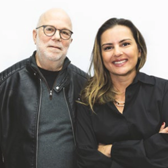 Retrato da dupla de profissionais do escritório Franco+Berriel, responsável pelo projeto luminotécnico do imóvel-arte BIOOS Barigui