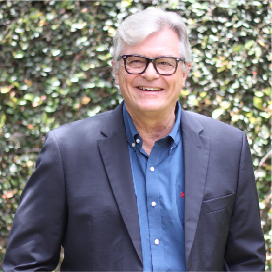 Retrato de Ricardo Amaral, profissional responsável pelo projeto de arquitetura do BIOOS Barigui, em frente a uma parede vegetada