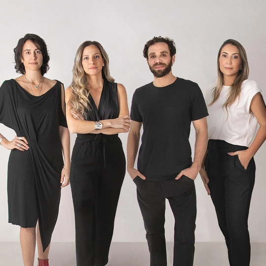 Retrato da equipe da Suite Arquitetos, responsável pelo projeto de interiores do imóvel-arte BIOOS Barigui