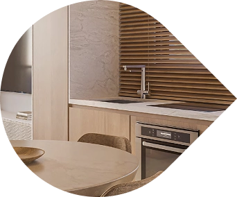 Cozinha integrada à sala de jantar com acabamento em tons claros em apartamento do BIOOS Barigui, residencial 60+ da Construtora Laguna