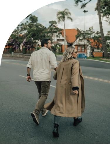 JOÁ, casal atravessando a rua